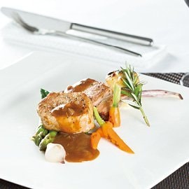 小牛肉，忌廉薯，時令什菜配迷迭香黃汁