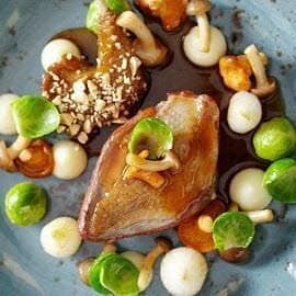 慢煮乳鴿配椰菜仔、白甜薯茸及黃菌 慢煮乳鴿配椰菜仔、白甜薯茸及黃菌