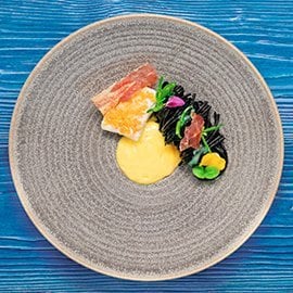 脆煎海鱸魚．藏紅花卡邦尼汁伴墨魚麵