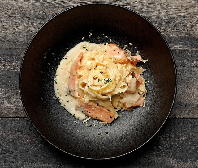 卡邦尼煙三文魚寬條麵