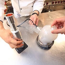 料理秘訣3:蘋果木煙燻5秒 增添香甜夏日氣息 料理秘訣3:蘋果木煙燻5秒 增添香甜夏日氣息