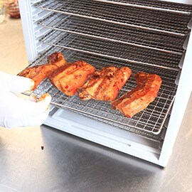 料理秘訣2:風乾8小時 濃縮豬肉精華風味 料理秘訣2:風乾8小時 濃縮豬肉精華風味