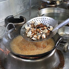 料理秘訣1:過油再淋水 「蜆」力全開 料理秘訣1:過油再淋水 「蜆」力全開