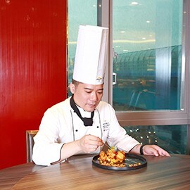 「福容大飯店桃園機場捷運A8館」行政主廚鄧正中 「福容大飯店桃園機場捷運A8館」行政主廚鄧正中
