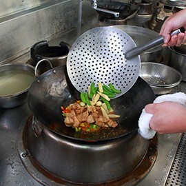 料理秘訣1:先炒雞丁後蔬菜 掌控食材入味度 料理秘訣1:先炒雞丁後蔬菜 掌控食材入味度