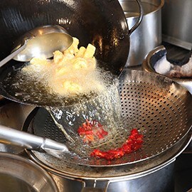 料理秘訣2:以熱油沖出乾辣椒香氣 料理秘訣2:以熱油沖出乾辣椒香氣