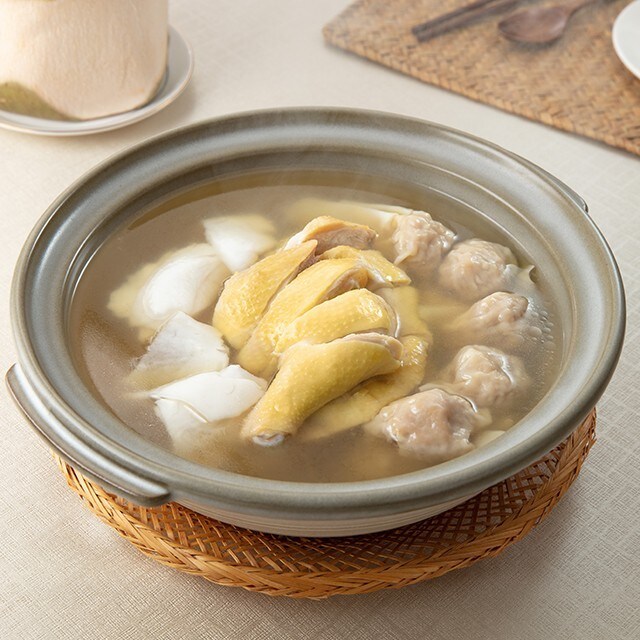 椰青水魔法！鮮味雞湯即變招牌湯底