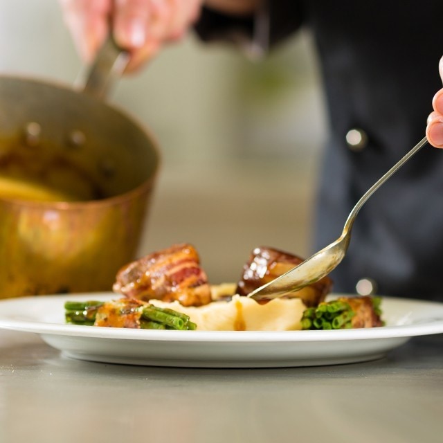 大廚最佳拍擋 輕鬆運用黃汁製作牛扒醬汁