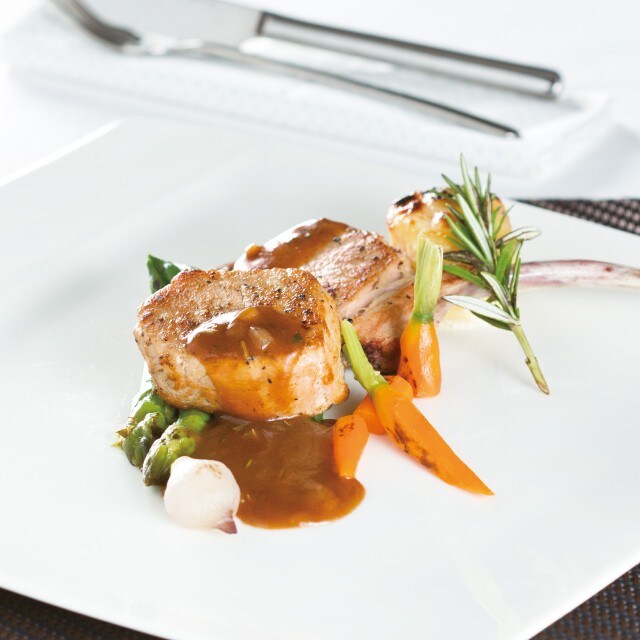 每週大廚上菜：小牛肉、忌廉薯及時令什菜配迷迭香黃汁