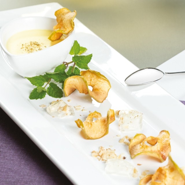 每週大廚上菜：糖漬蘋果、洋甘菊茶凍配核桃焦糖布甸